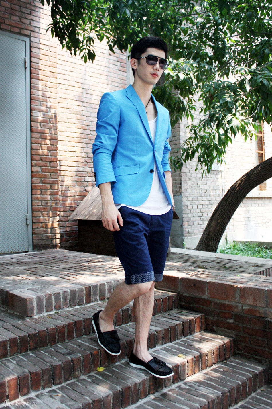 组图:刘芮麟街拍蓝色休闲外套搭<em>短裤</em>