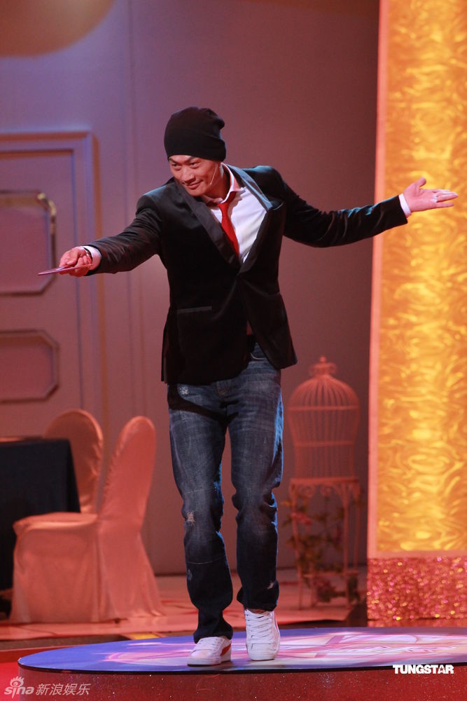 谢安琪裸色裙娇艳动人 将拍新电影