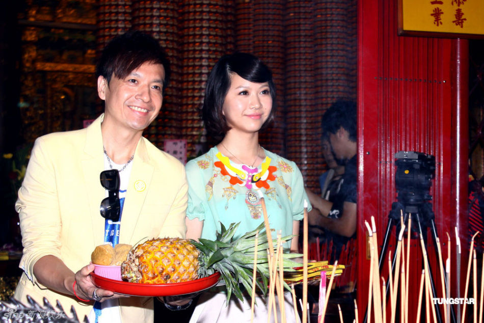 下载原图 新浪娱乐讯 16岁超萌新人林依婷来到台湾发行专辑,师兄小钟