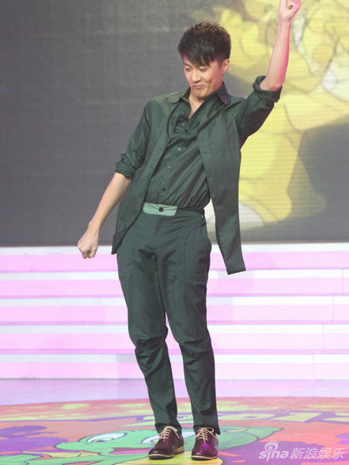迟帅回《小神龙》做评委台上热舞