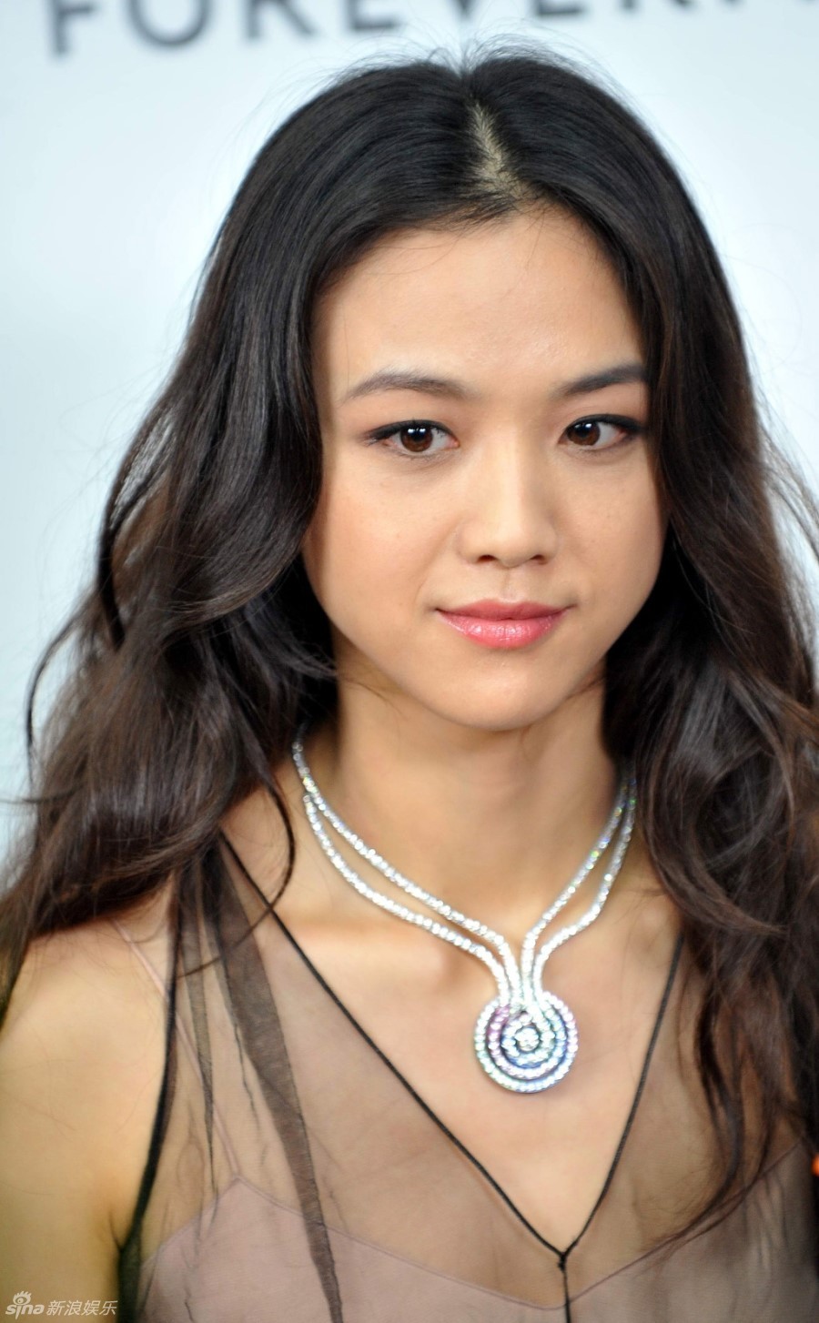 组图:汤唯黑纱裸色礼服现身优雅女人味_天天新