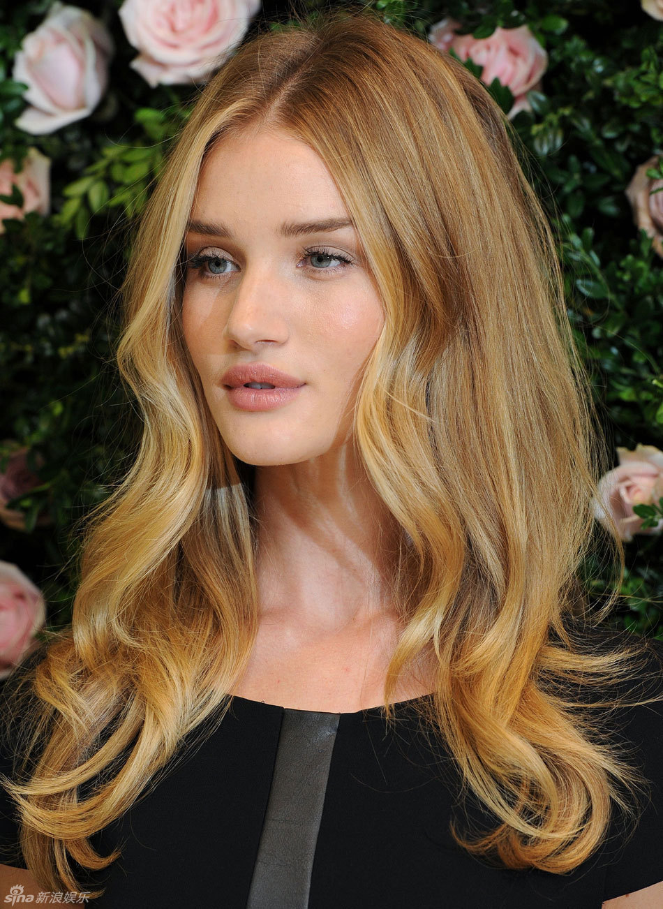 罗茜-汉丁顿-惠特莉黑裙亮相妩媚