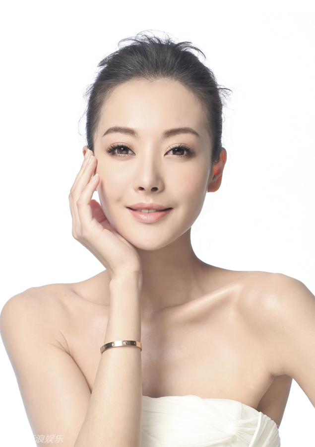 《战火西北狼》的女主演朱虹曝光了一组写真大片,片中朱虹气质优雅
