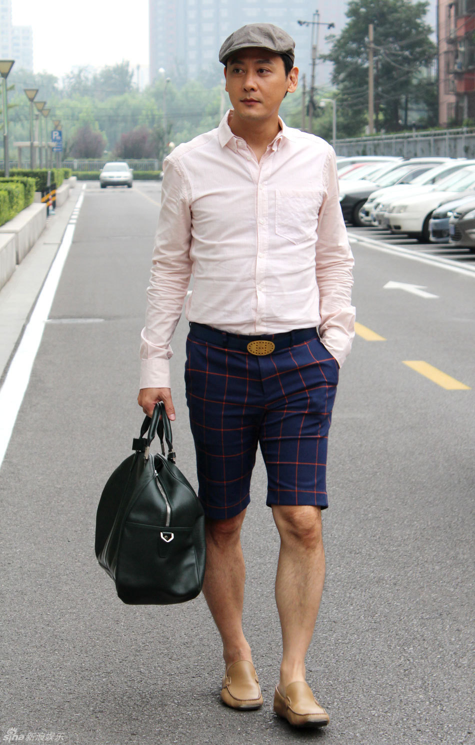 邱心志街拍 <em>衬衣</em>搭配<em>短裤</em>变身萌叔