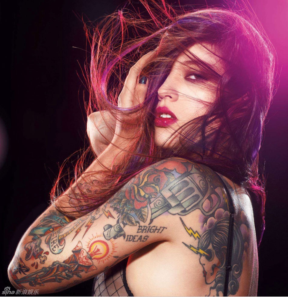俄罗斯个性美女纹身摄影师性感写真