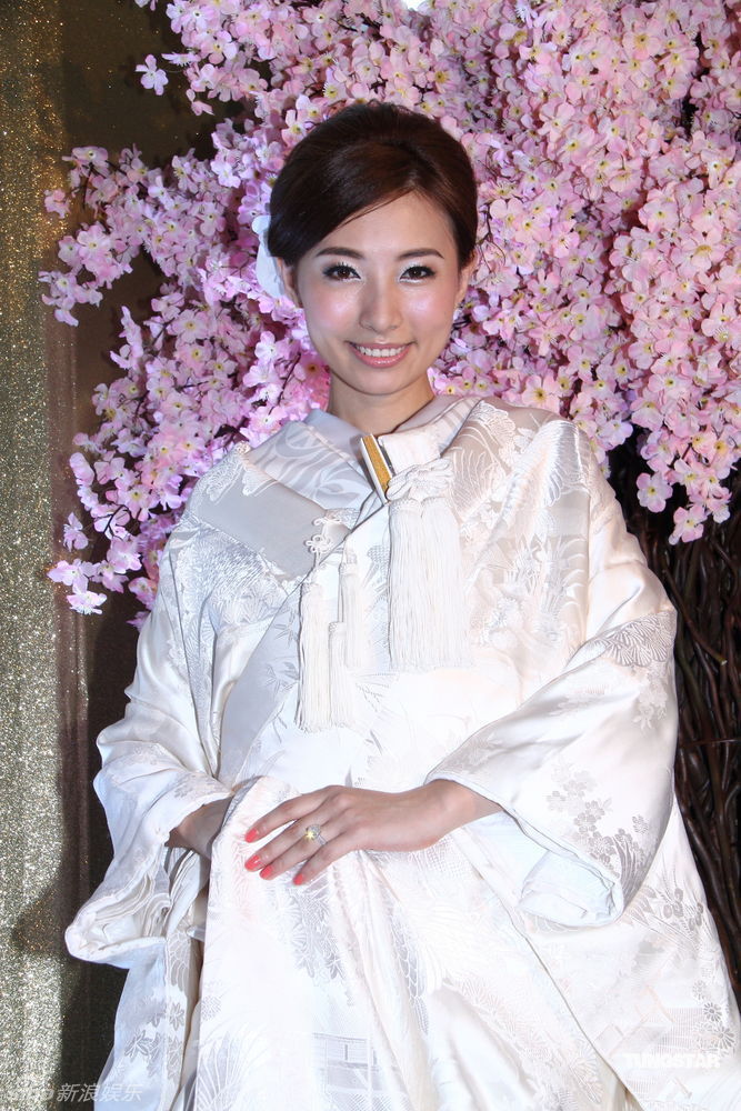 组图:tvb女星陈爽穿日式礼服结婚 强调自己很爱国