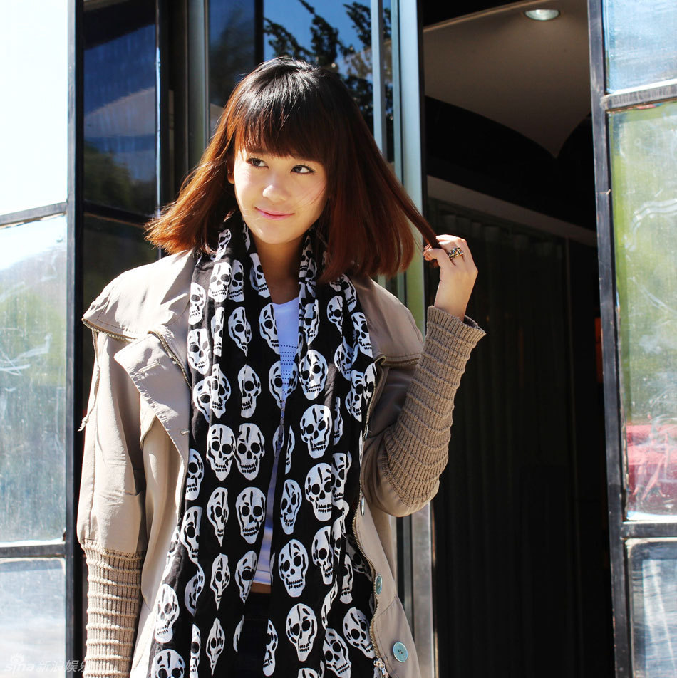 海陆街拍LOOK卡其色风衣搭牛仔裤