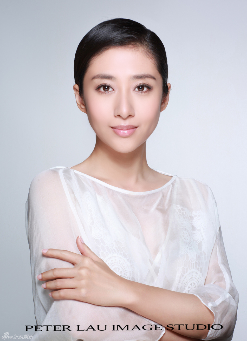新浪娱乐讯 刘思彤纯美白裙写真曝光,精致的妆容和娇美的身材彰显她