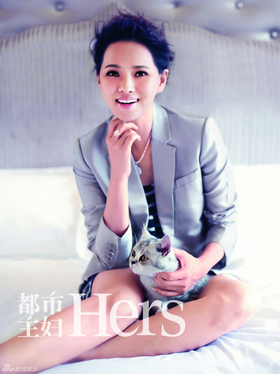 伊能静与猫咪逗趣