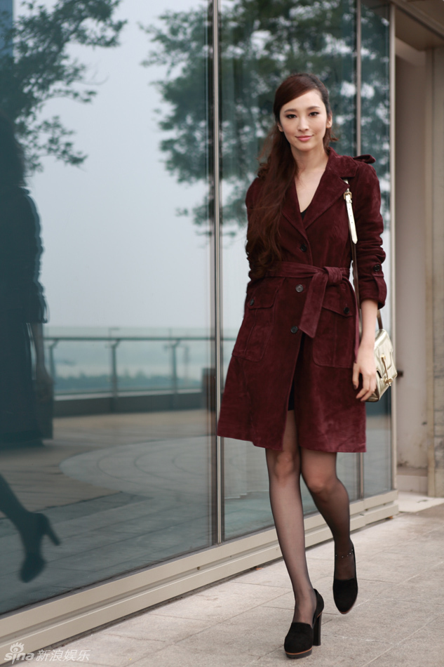 吴佩慈风衣_吴佩慈性感