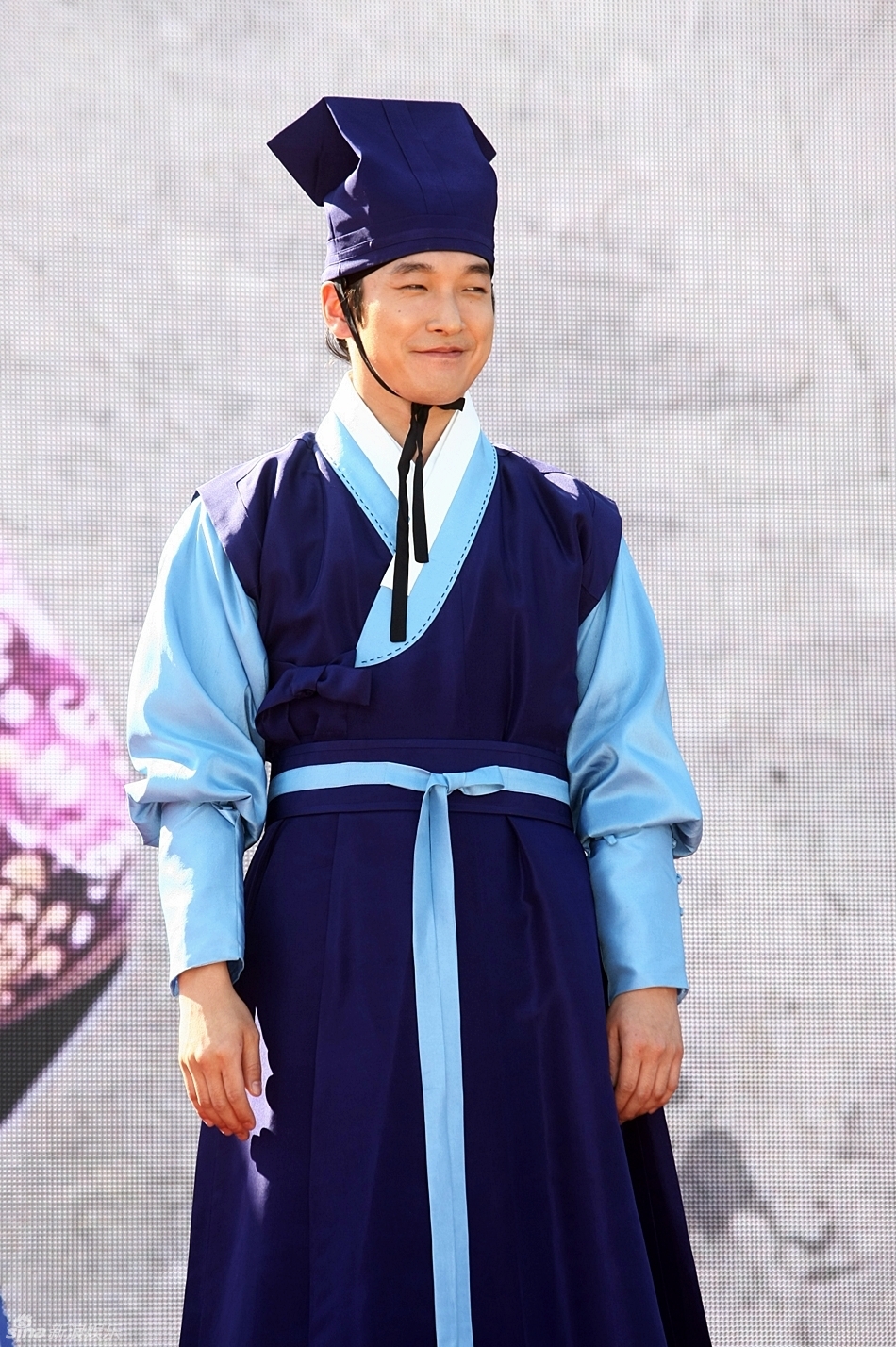 高清组图:韩剧《马医》发布主演韩服亮相