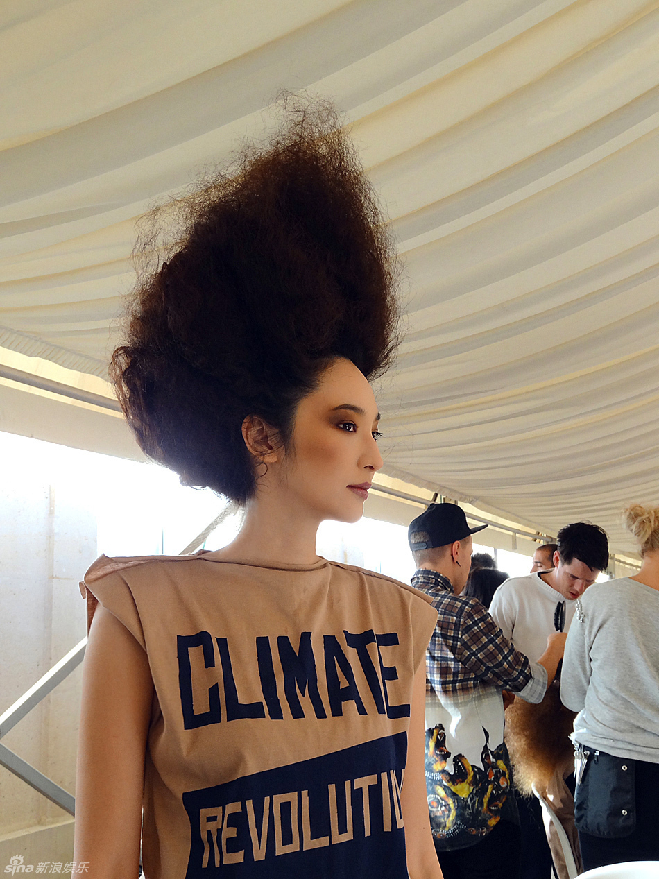 吴佩慈巴黎走秀 西式嫦娥扮唐朝风情