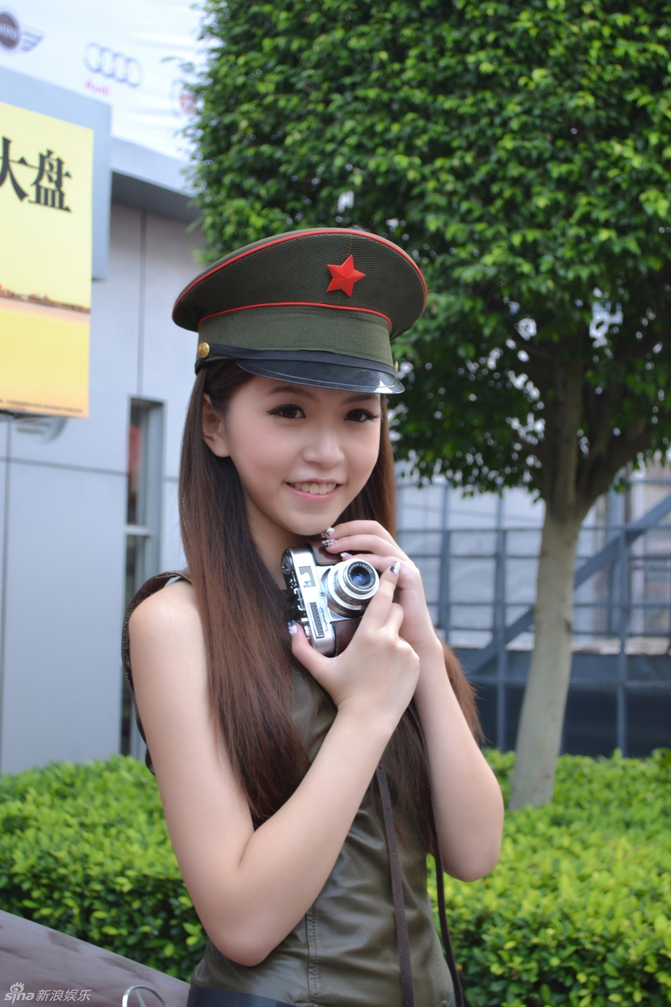 刘思佳现身车展活力阳光