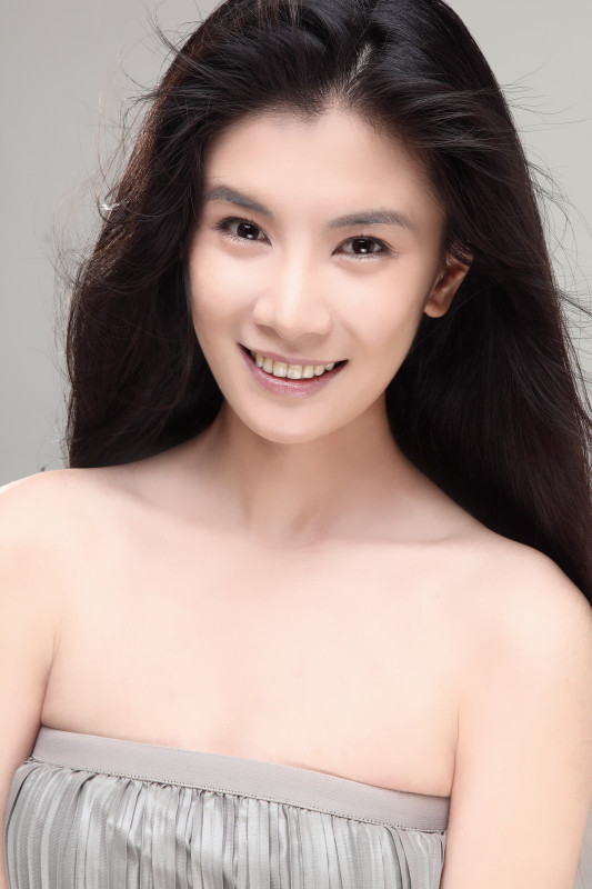 1 / 5 新浪娱乐讯 近日,青年演员王笛拍摄写真曝光,其中香肩微露温婉