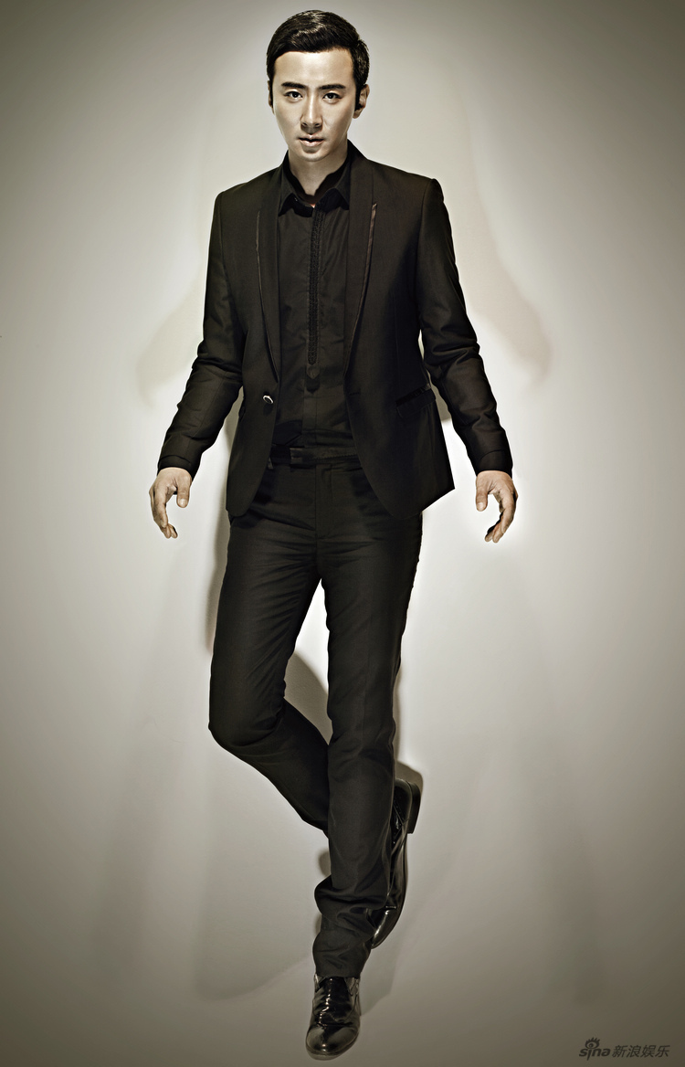 黑西装图片