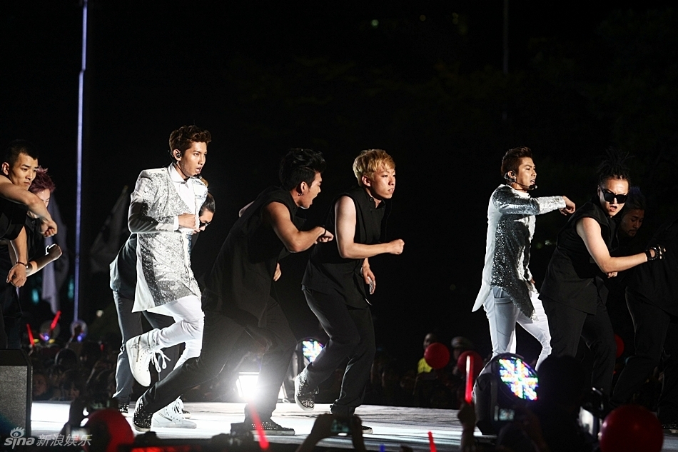 高清图:<em>SJ</em>东方神起<em>少女时代</em>热唱K-POP演唱会