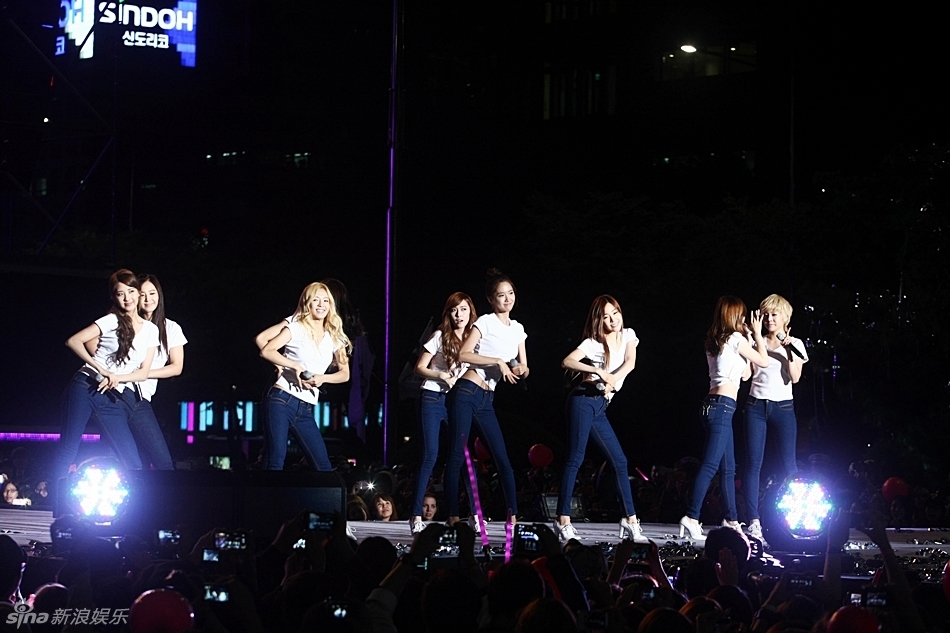高清图:<em>SJ</em>东方神起<em>少女时代</em>热唱K-POP演唱会