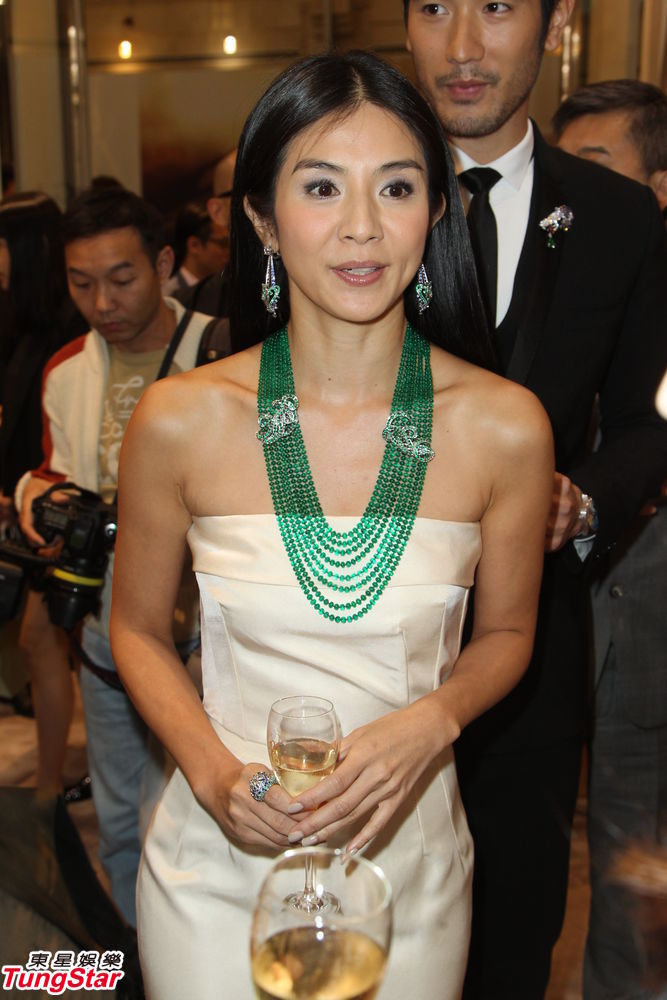 新浪娱乐讯 杨采妮出席活动,期间表示个人非常喜欢珠宝首饰,平常也会