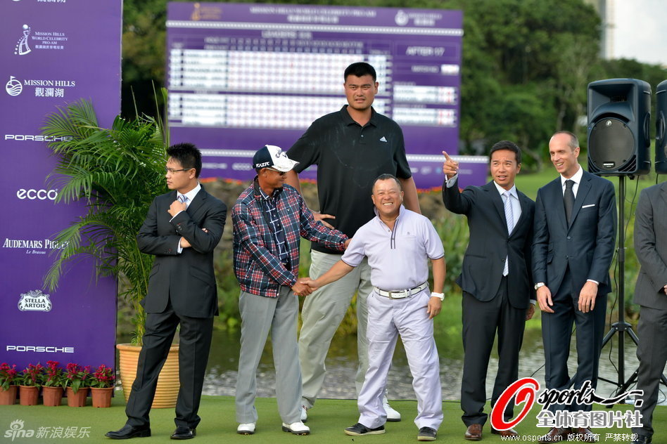 组图:高尔夫明星赛曾志伟与姚明比高