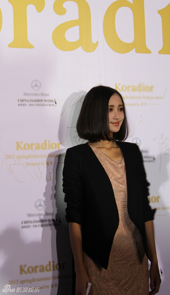 组图:张歆艺干练搭配现身服装秀 与董璇玩手机自拍_高清图集_新浪网