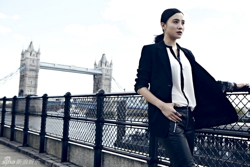 小宋佳街拍变身都市丽人 优雅干练彰显知性美