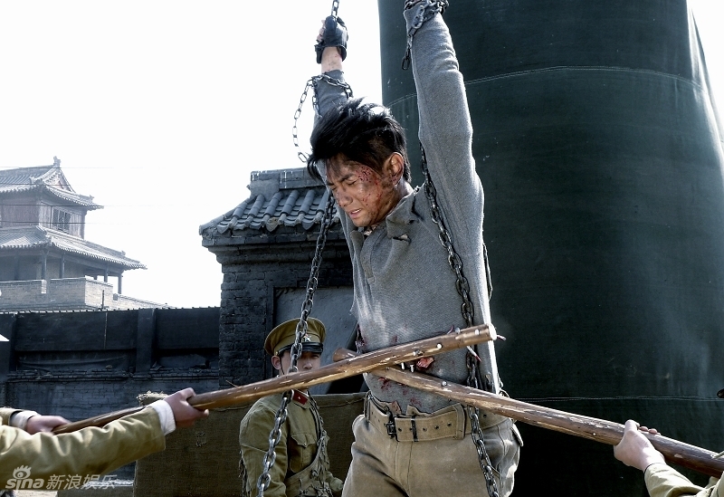 组图:吴奇隆《炮火》被虐甘婷婷患难见真情-吴