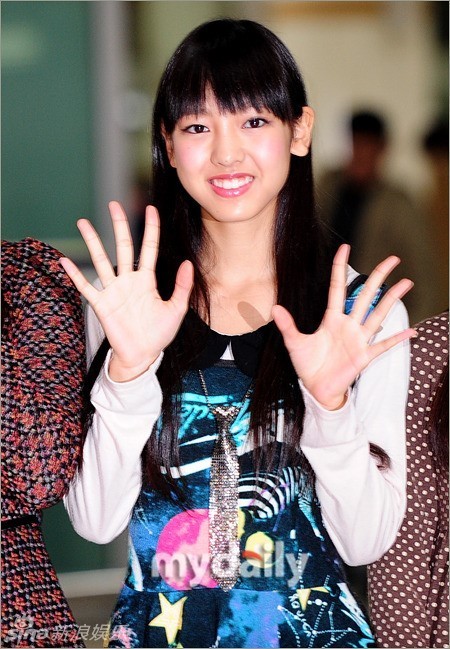 组图:<em>少女时代早安少女</em>同机抵韩机场拼人气-+