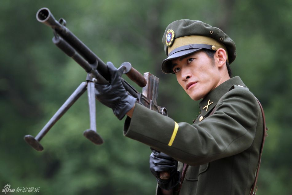 举枪射击