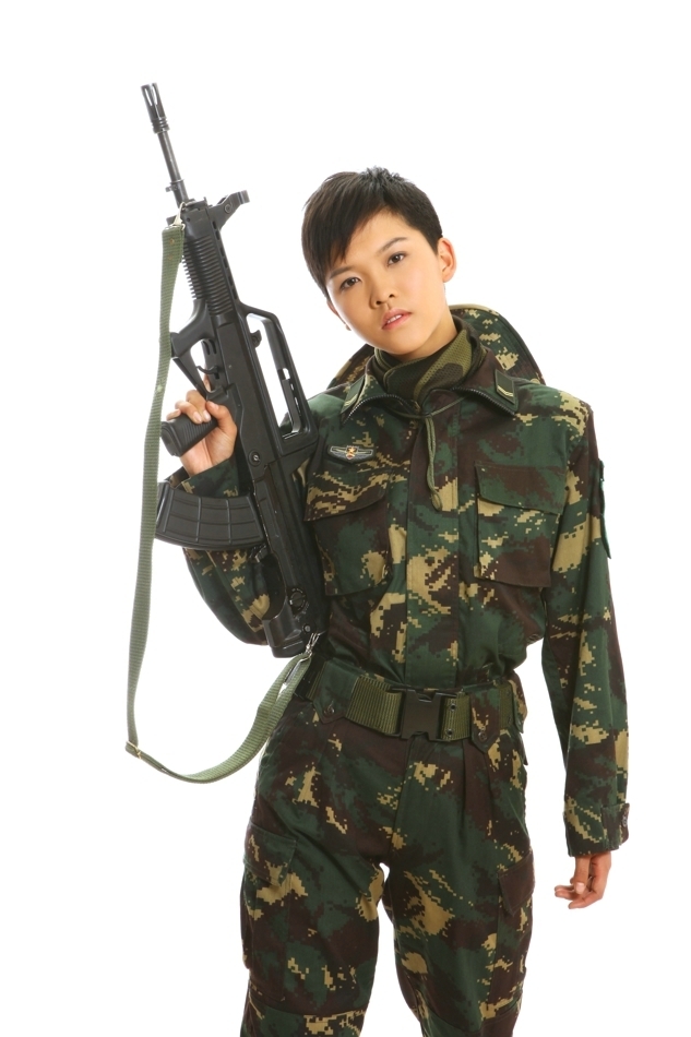 组图:《麻辣女兵》14日首播 三代女兵持枪写真_高清
