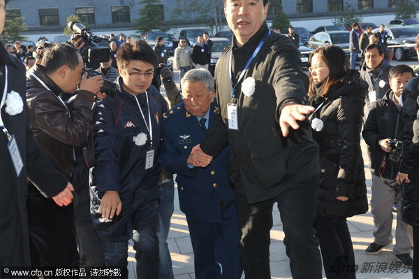 李默然追悼会众人到场悼念