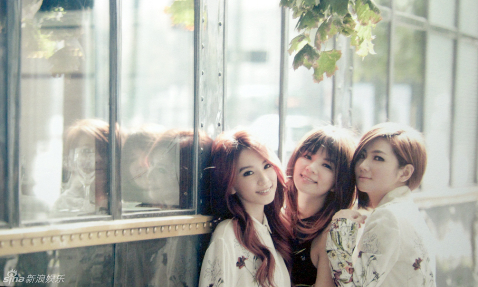 组图 she专辑内页曝光 纯白礼服舞姿妖娆