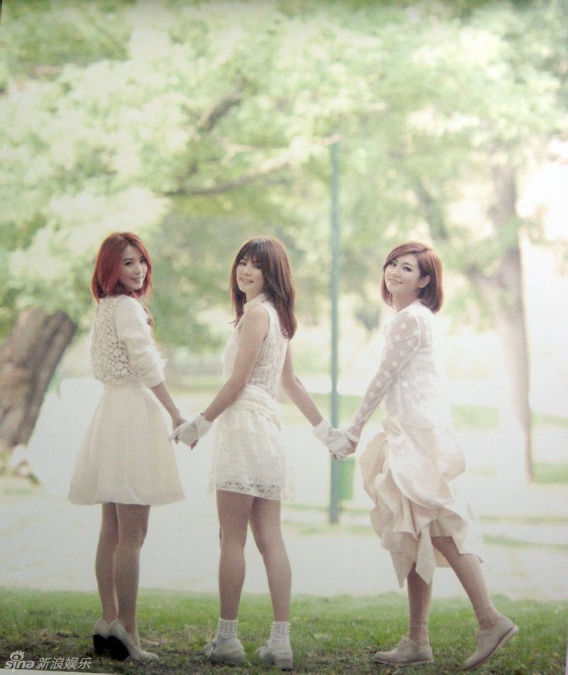 组图 she专辑内页曝光 纯白礼服舞姿妖娆