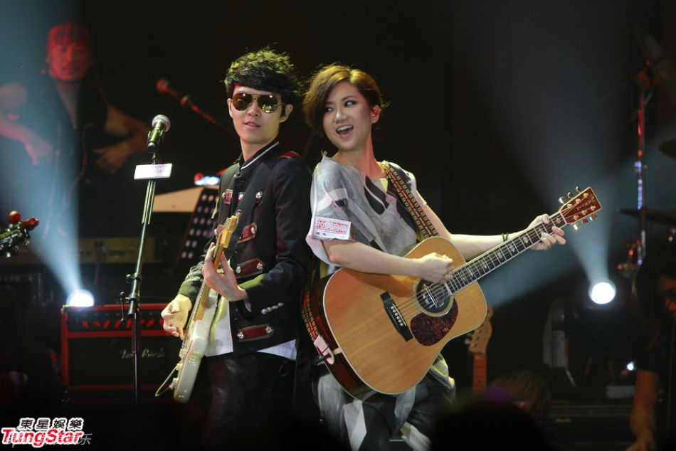 黄贯中享受照顾爱女 携手方大同秀吉他