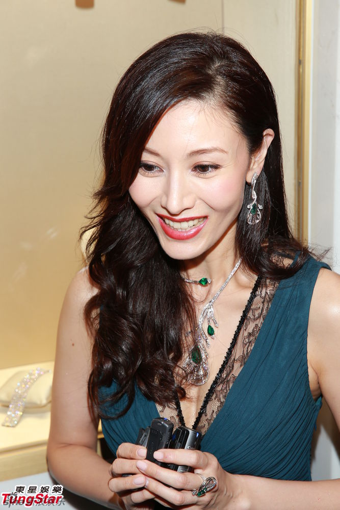 李嘉欣性感亮相优雅妩媚