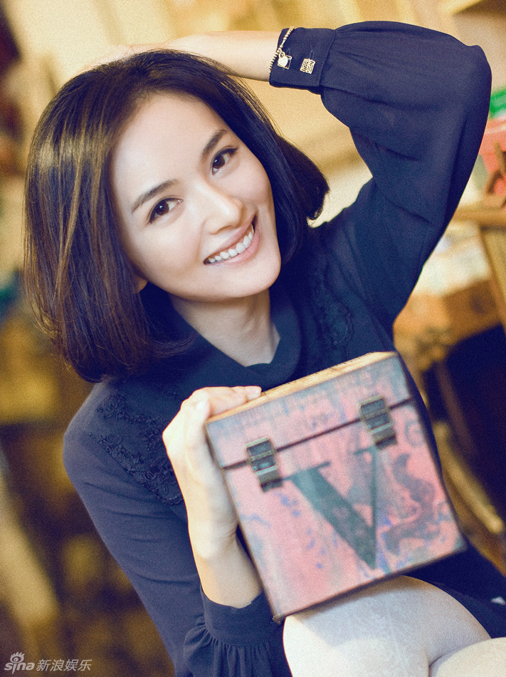 李依玲化身素雅文艺女青年