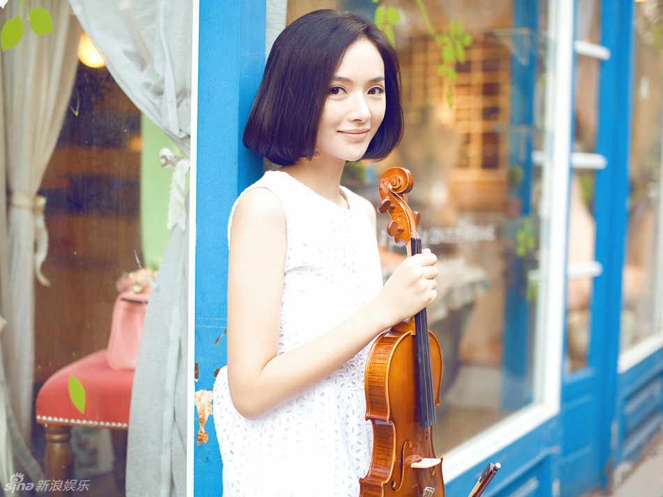 李依玲化身素雅忧郁文艺女青年