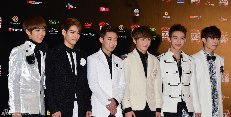 新浪娱乐讯 11月30日,2012MAMA颁奖礼在香港举行,歌手EXO、K.