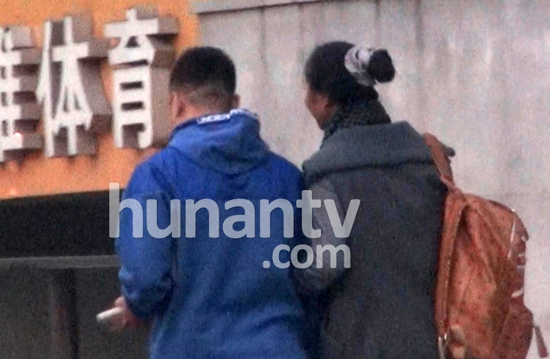女子把人口罩_戴口罩的卡通图片