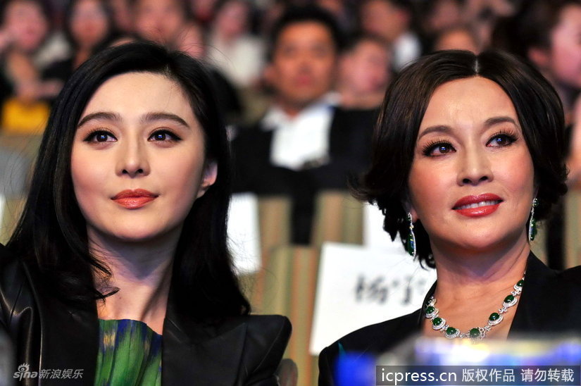 组图:范冰冰刘晓庆台下热聊 贴脸搂肩亲密似姐妹_高清