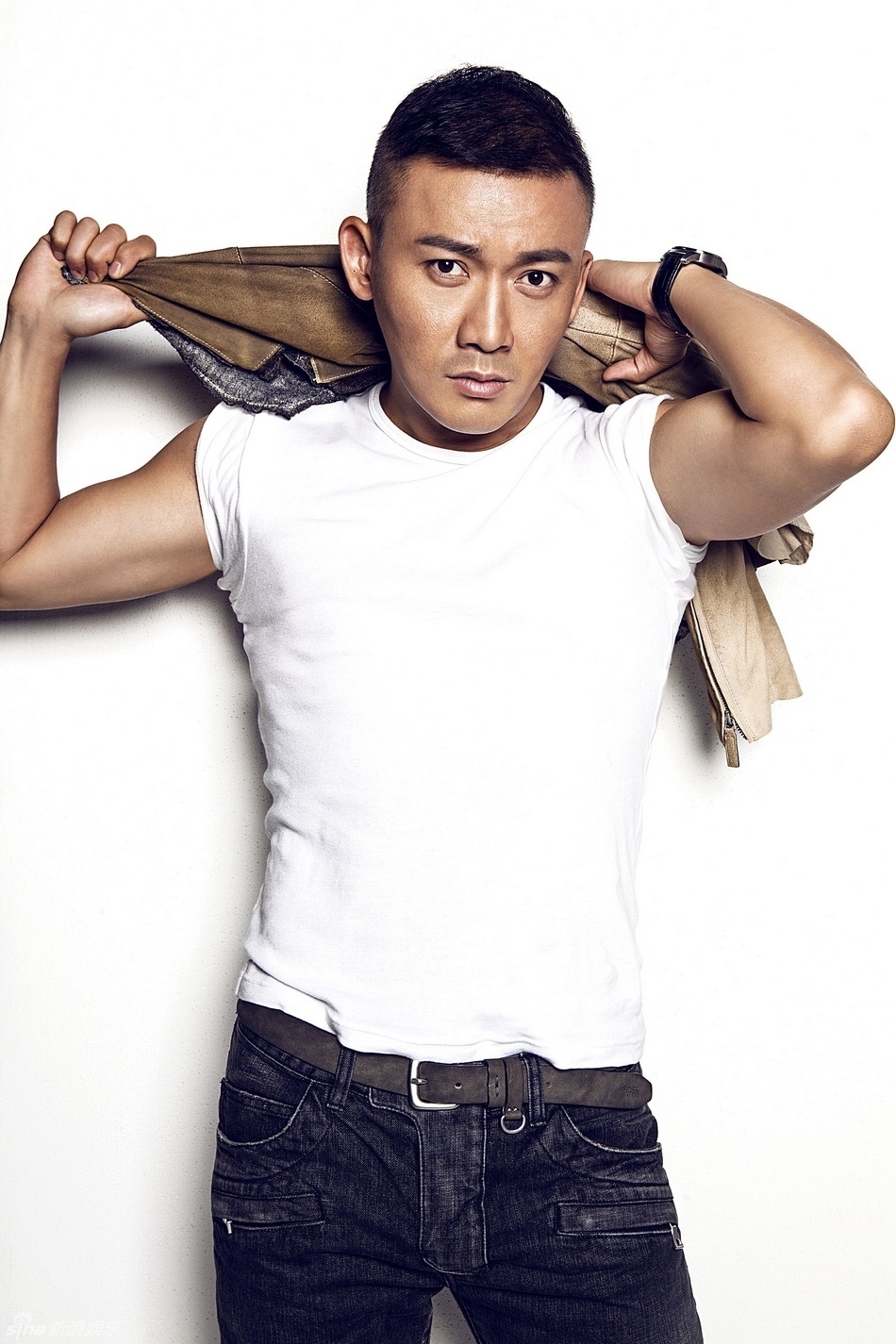 组图:聂远登杂志封面秀肌肉 阳刚硬朗男人味十足_高清图集_新浪网