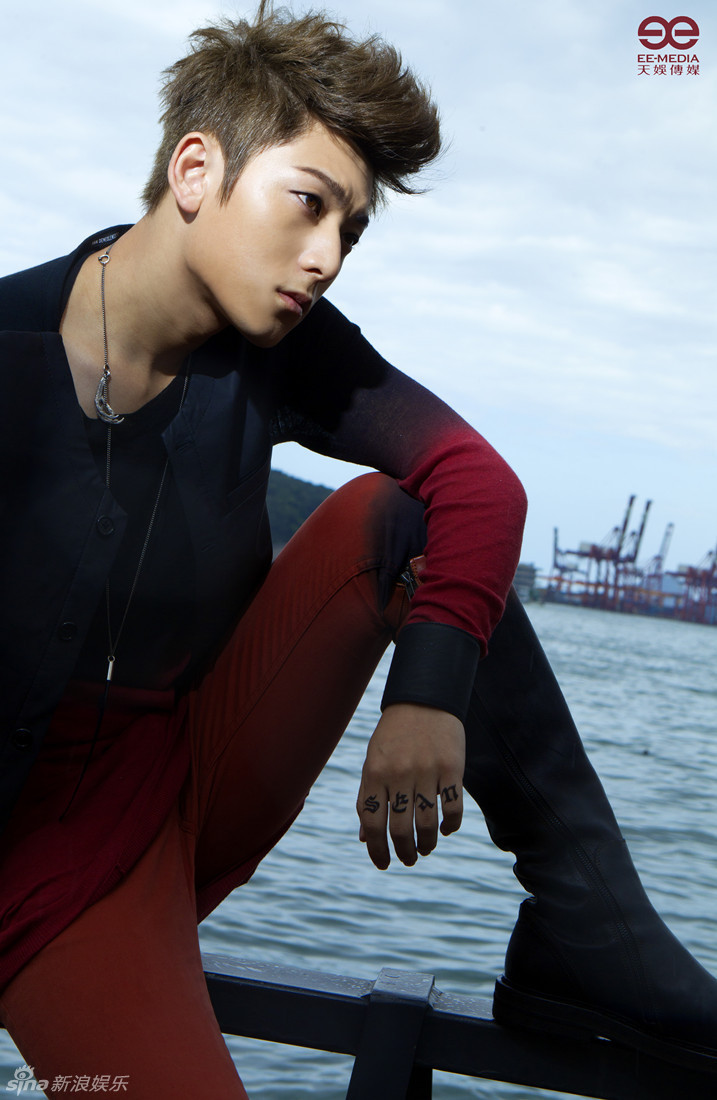 陈翔曝光海边宣传照 航向未知旅程