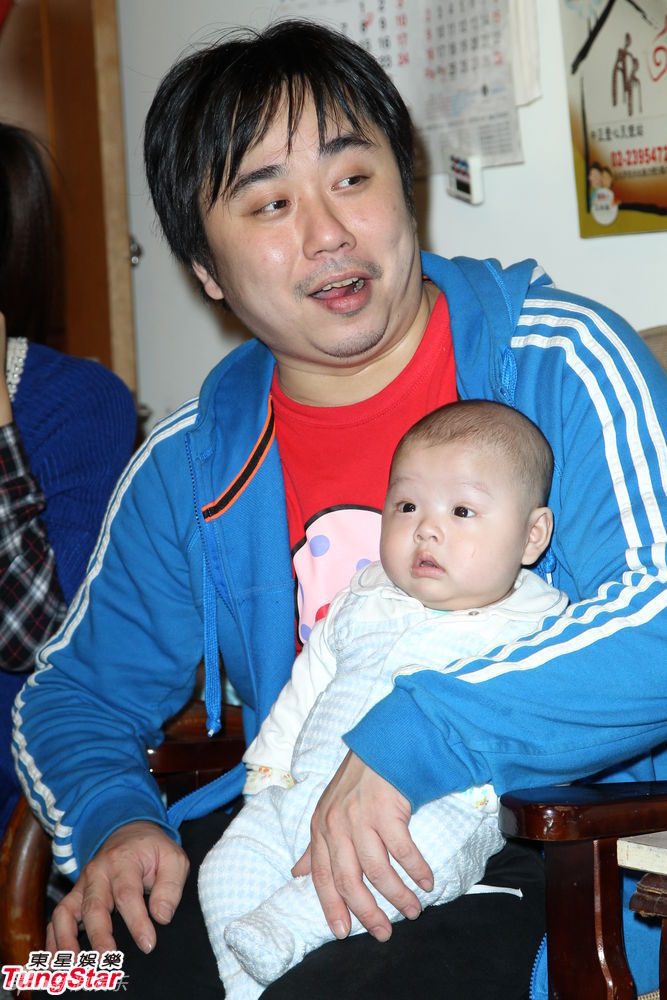 组图:小小彬一家五口关怀独居老人现场温馨_高清图集