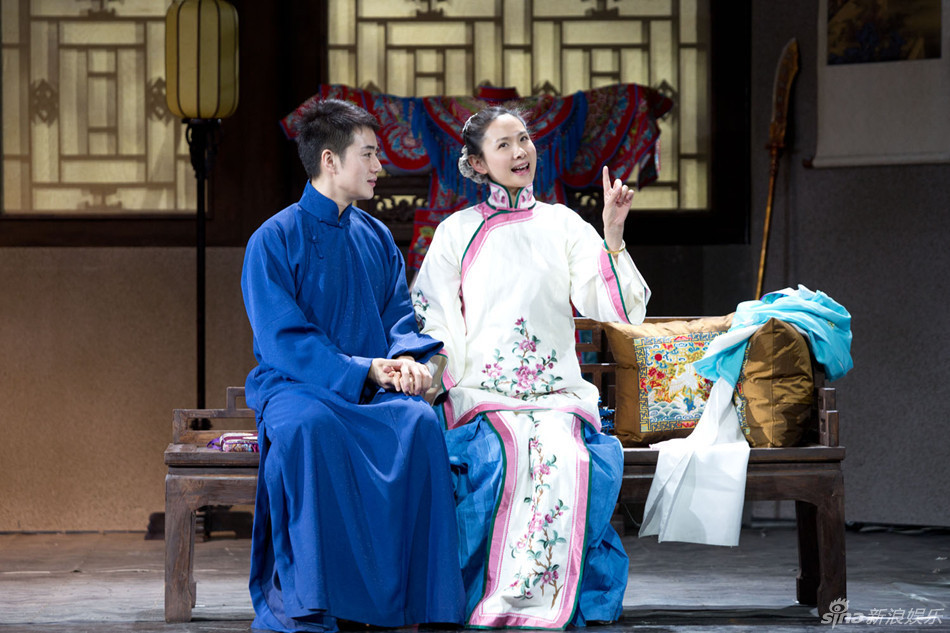 由大剧院制作出品的话剧《风雪夜归人》首演,余少群话剧处女秀获得
