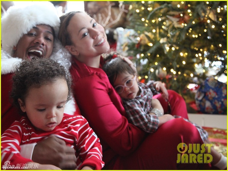 组图:<em>玛丽亚凯莉</em>圣诞全家福 一家四口其乐融融