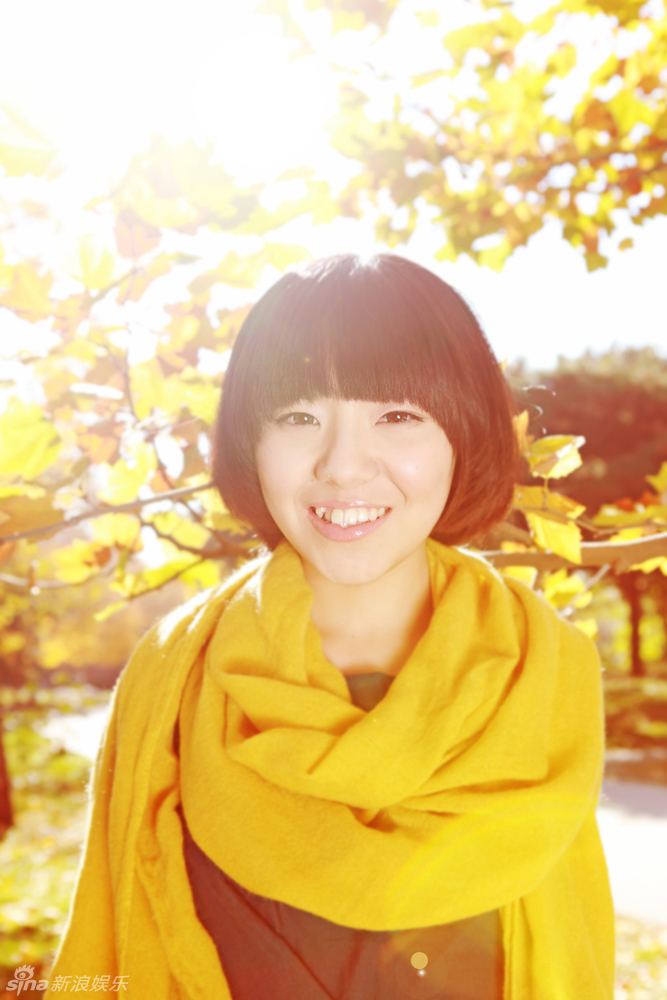 周子琰《立秋》写真 黄叶温暖文艺十足