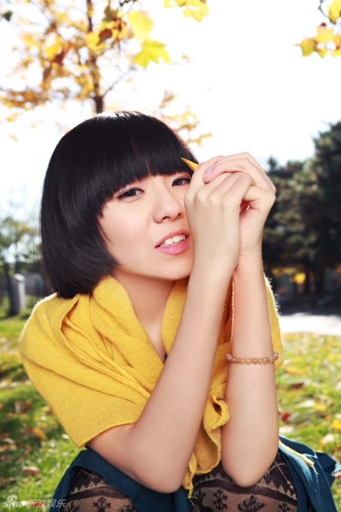 周子琰《立秋》写真 黄叶温暖文艺十足