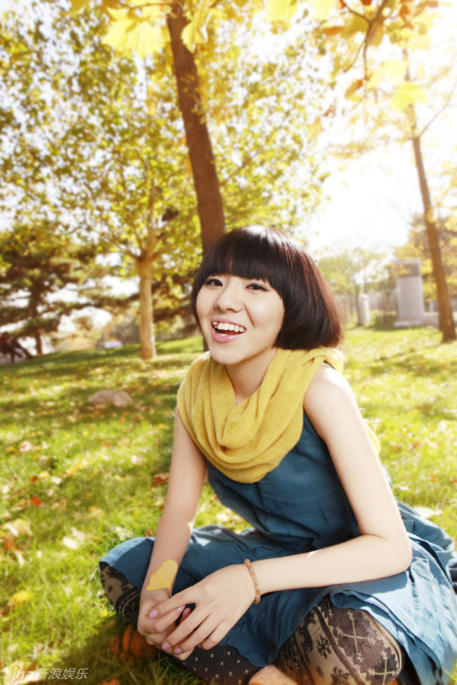 周子琰《立秋》写真 黄叶温暖文艺十足