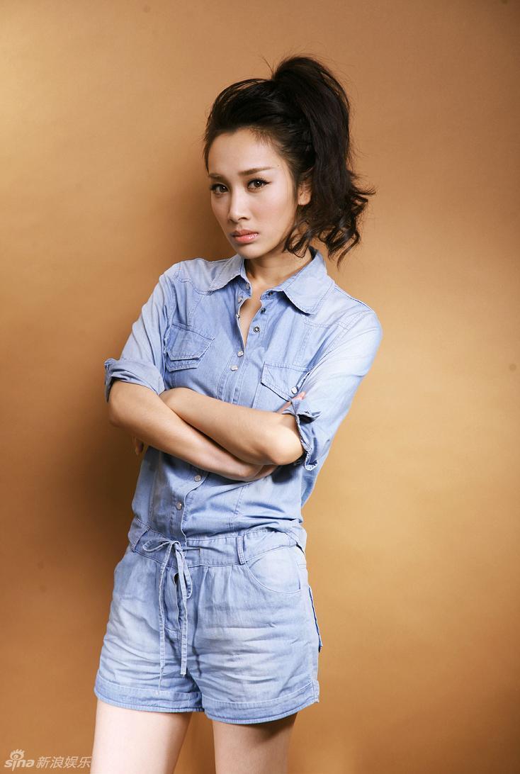 90后女星徐申东拍摄牛仔写真