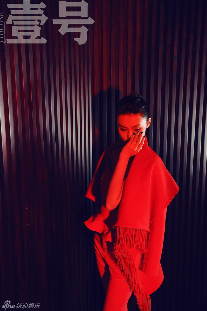 韩丹彤拍惹火写真