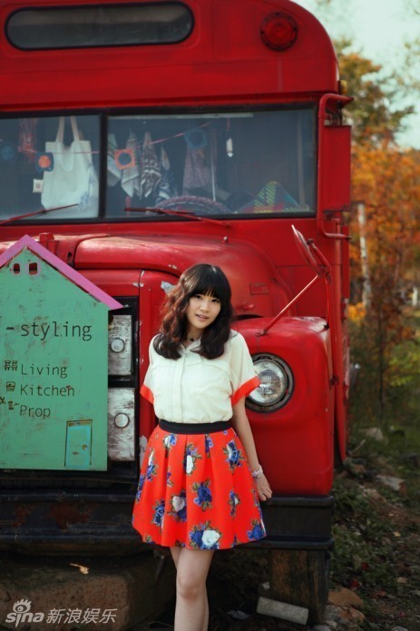 香香赴韩国拍写真 鲜艳色彩透出小清新